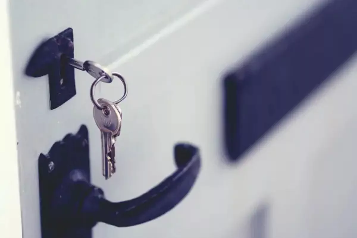 8 Tips Aman Tinggal di Kost Supaya Terhindar dari Maling dan Tetangga Resek