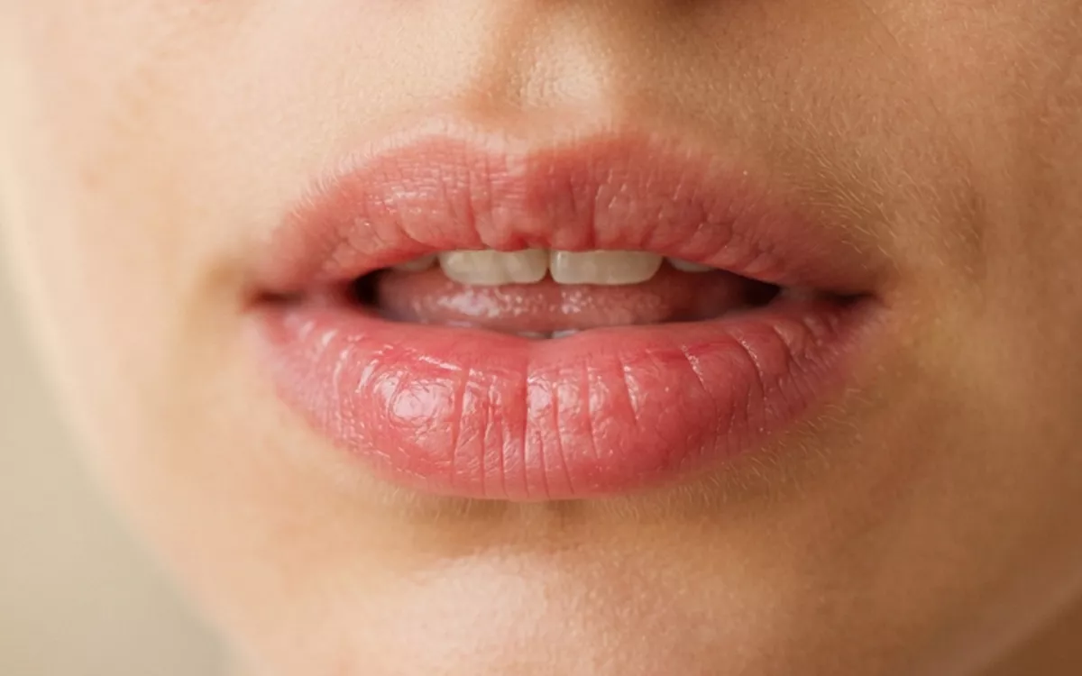 Atasi Bibir Gelap! Ini 6 Kandungan Skincare dan Rekomendasi Lip Serum Terbaik