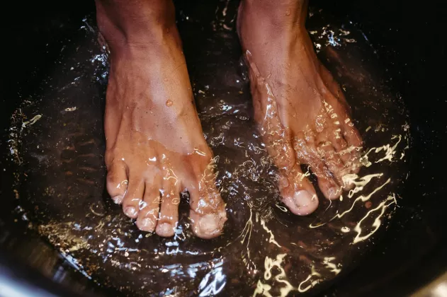 Jangan Diremehkan, Ini 10 Manfaat Merendam Kaki dengan Air Hangat bagi Kesehatan
