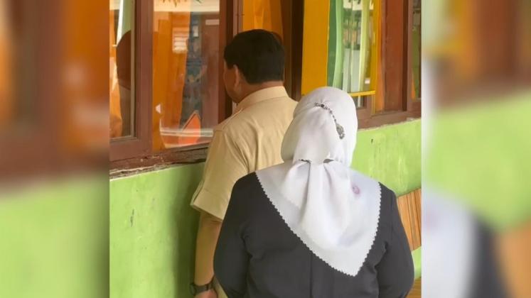 Begini Momen Prabowo Intip Pelaksanaan MBG dari Jendela Kelas