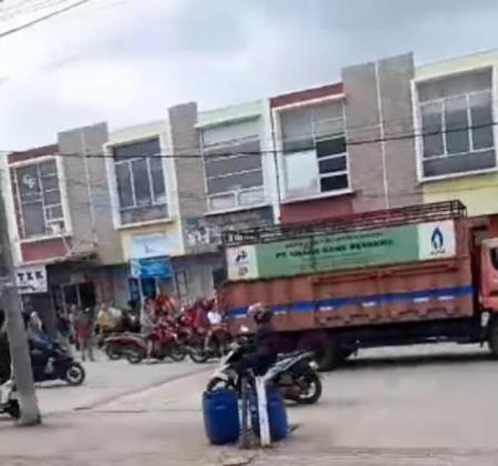 Viral! Detik-detik Gerombolan Motor Kejar Truk LPG 3KG di Jalan Raya