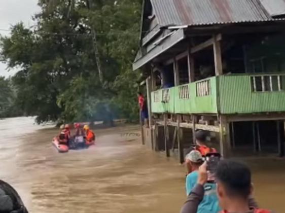 Viral! Niat Evakuasi Warga, Tim SAR Justru Terbawa Arus di Bendungan Lekopancing 