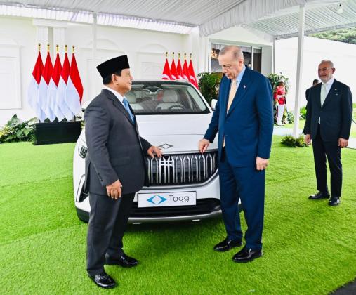 Simbol Persahabatan, Erdogan Serahkan Hadiah Mobil Listrik ke Prabowo