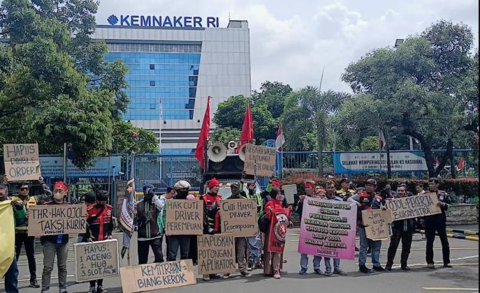 Driver Ojol Gelar Aksi Demo di Depan Gedung Kemnaker Tuntut THR