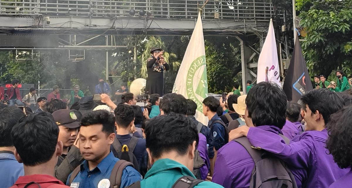 Perwakilan Emak-Emak Orasi di Aksi 'Indonesia Gelap' Kritik Prabowo