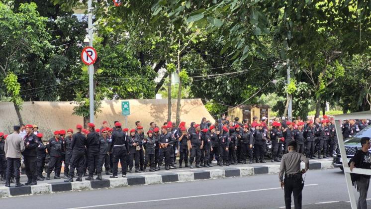 Sekjen PDIP Hasto Kristiyanto Diperiksa KPK, Satgas Cakra Buana Berjaga di Depan Gedung