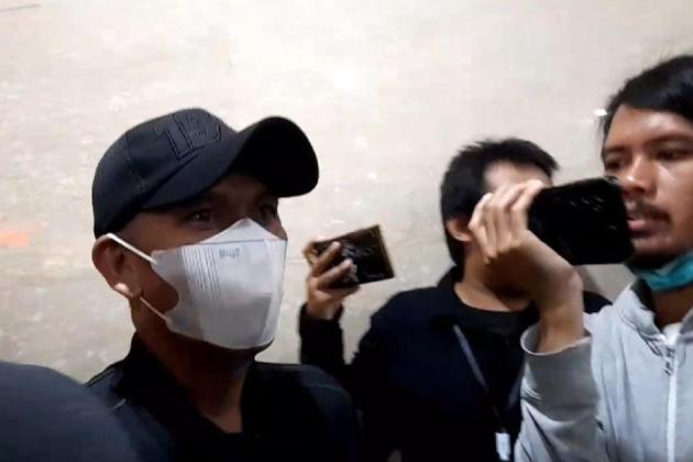 Bertopi dan Masker, Kades Kohod Arsin Penuhi Panggilan Bareskrim sebagai Tersangka Kasus Pagar Laut Tangerang