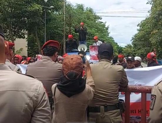 Di Depan Kantor Bupati, Warga Haya: Mari Kita Berdoa Agar Pengkhianat yang Jual Aset Negeri Cepat Mati!