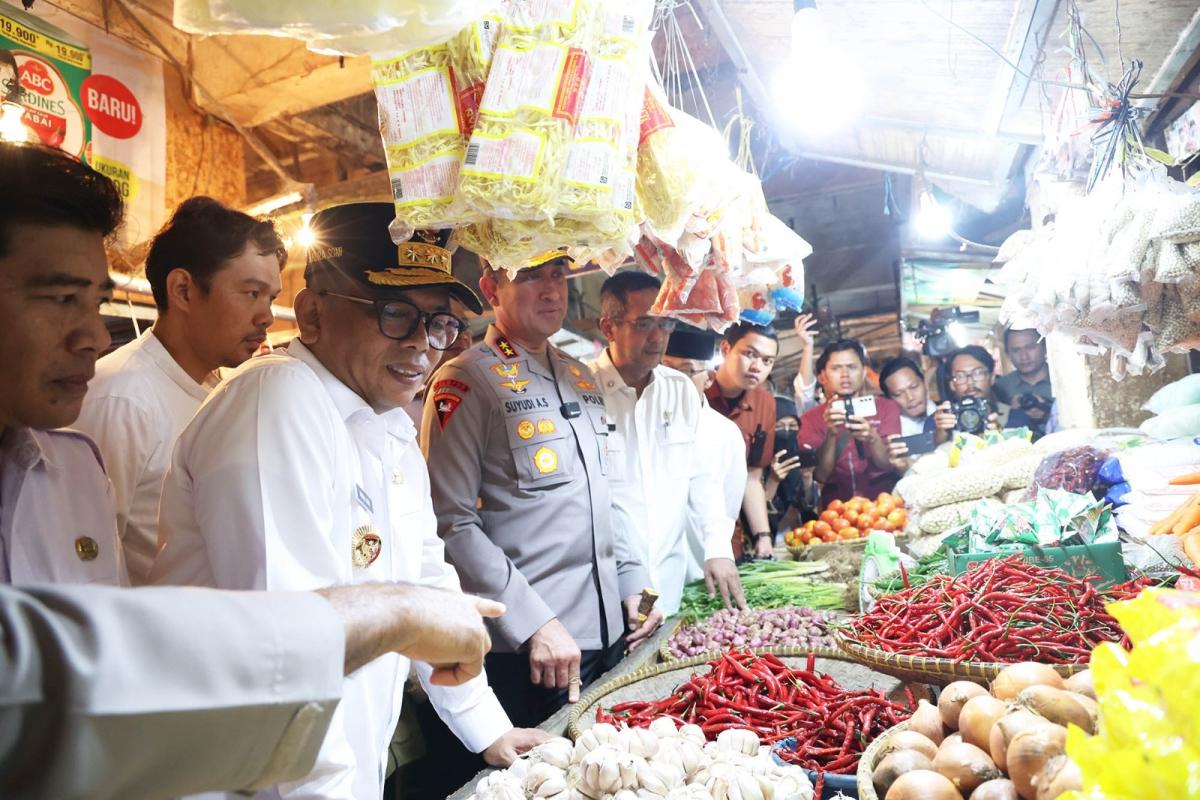 Tinjau Pasar Induk Rau, Gubernur Banten Andra Soni: Kita Pastikan Masyarakat Mendapatkan Harga Yang Sesuai