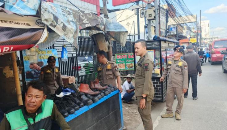 Satpol PP Tangerang Tindak PKL yang Berjualan di Trotoar