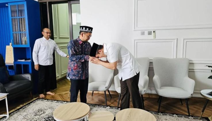Momen Setkab Teddy Silaturahmi dengan Ustad Adi Hidayat, Keduanya Saling Tukar Peci