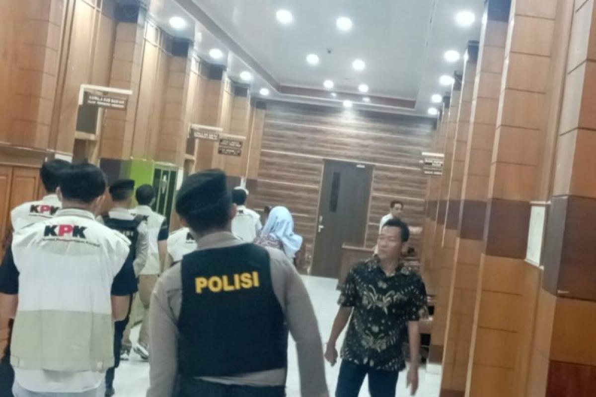 KPK Sita Satu Koper Dokumen dari Penggeledahan Kantor DPRD OKU