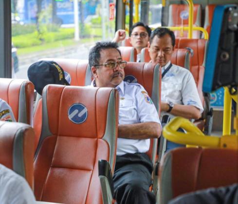 Wagub DKI Rano Karno Nikmati Naik Transportasi Umum ke Balai Kota, Sekalian Olahraga Jalan Kaki