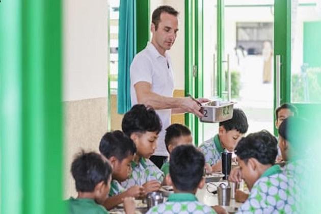 Filantropis Belanda Harap Anak-anak Indonesia Tak Ada Lagi yang Tidur di Lantai
