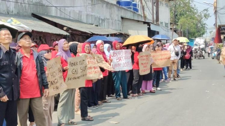 Ratusan Emak-emak Geruduk Pabrik Homyped Tangerang Tagih Janji Perusahaan