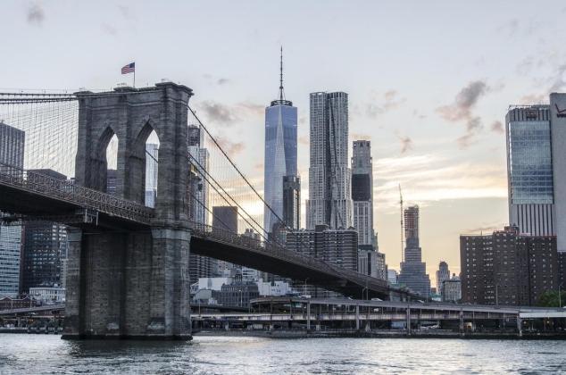 Kapal Meksiko Berpenumpang 277 Orang Tabrak Jembatan Brooklyn