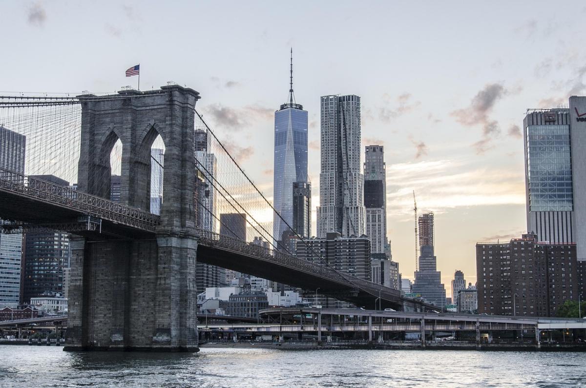 Kapal Meksiko Berpenumpang 277 Orang Tabrak Jembatan Brooklyn