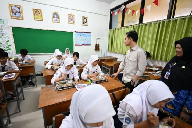 Gibran Blusukan ke Dapur Sekolah, Pastikan Menu MBG Aman dan Bergizi
