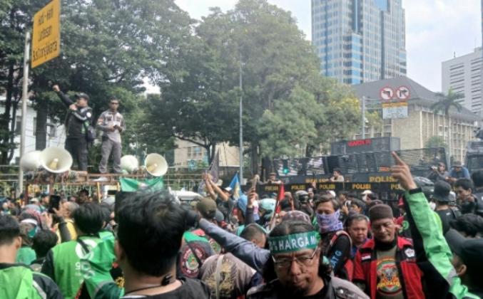 Massa Memadati Sekitar Monas, Ojol Minta 20 Mei Jadi MayJol