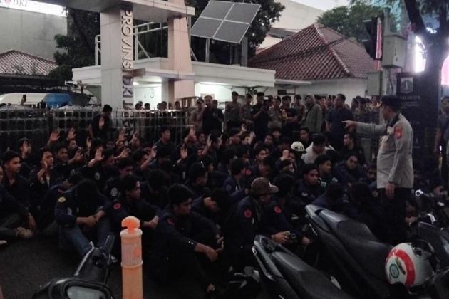 Demo Mahasiswa Ricuh di Balai Kota Jakarta, Puluhan Pendemo Digiring ke Kantor Polisi