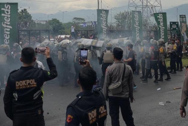 Kericuhan Terjadi di Luar Stadion GBLA saat Laga Persib Lawan Persis