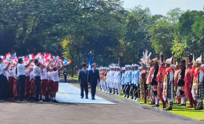 Prabowo Sambut Resmi Presiden Macron di Istana Merdeka