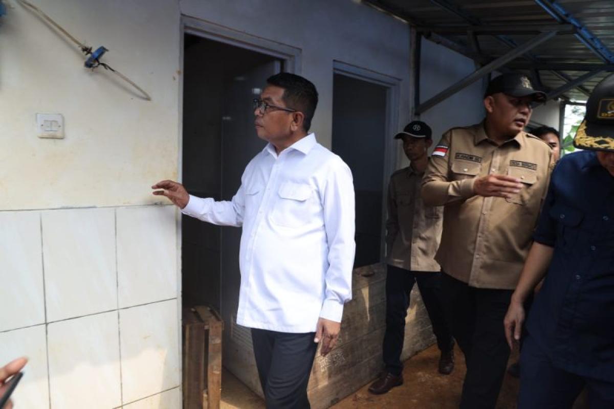 Andra Soni Prioritaskan Pengerasan Akses Jalan ke Huntara Kampung Cigobang