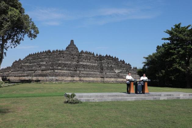 Lihat Candi Borobudur, Presiden Macron Detak Kagum dan Hormat untuk Indonesia