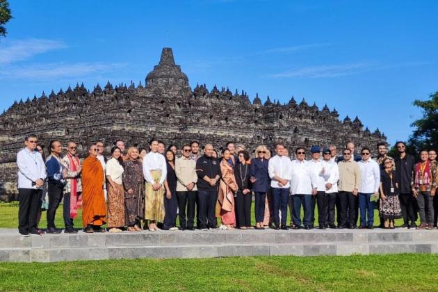Prabowo dan Macron Berfoto Bersama Seniman di Candi Borobudur