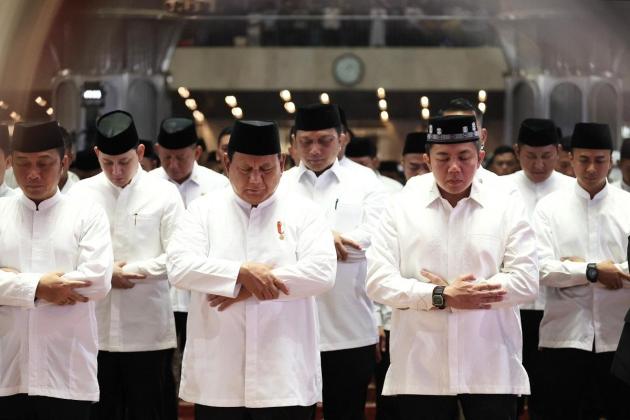 Berkokoh Putih dan Peci Hitam, Prabowo Didampingi Seskab Teddy Khusyuk Jalani Salat Idul Adha di Istiqlal