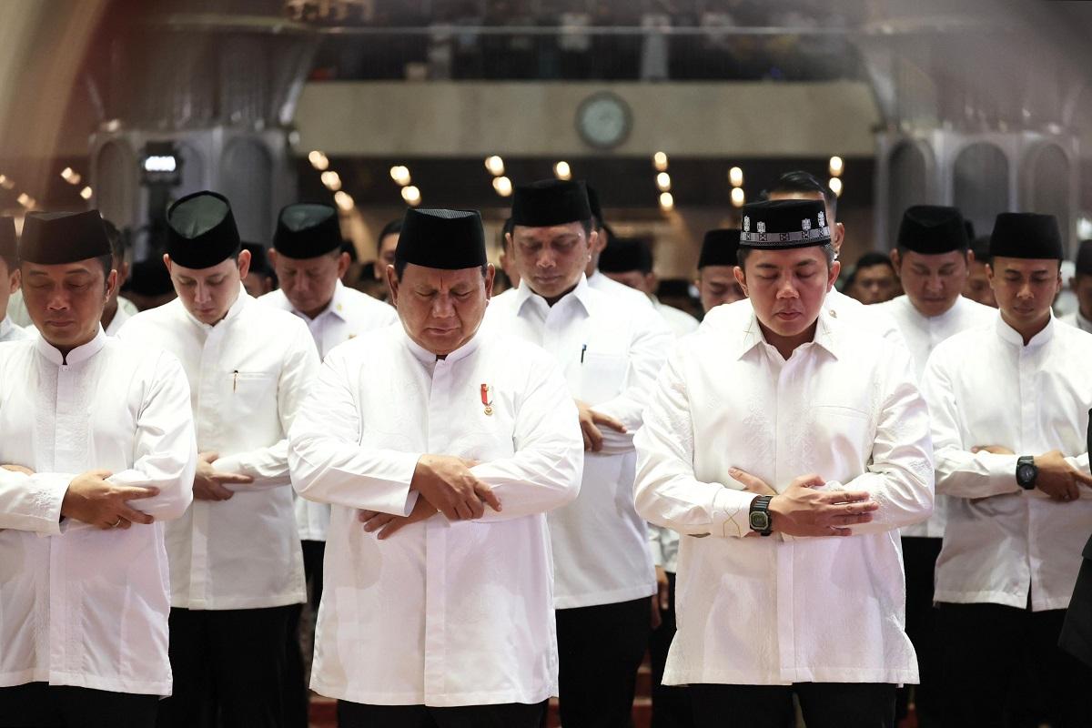 Berkokoh Putih dan Peci Hitam, Prabowo Didampingi Seskab Teddy Khusyuk Jalani Salat Idul Adha di Istiqlal