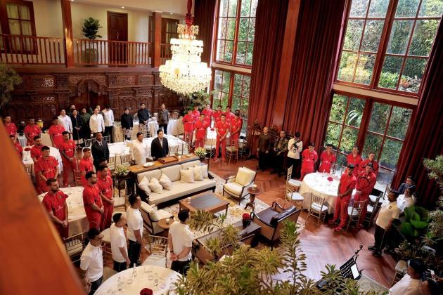 Rayakan Kemenangan Atas China, Timnas-Prabowo Nyanyi Bersama di Kertanegara