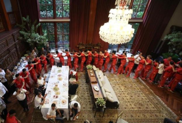 Begini Momen Prabowo dan Pemain Timnas Joget Lagu Daerah NTT di Rumah Kertanegara