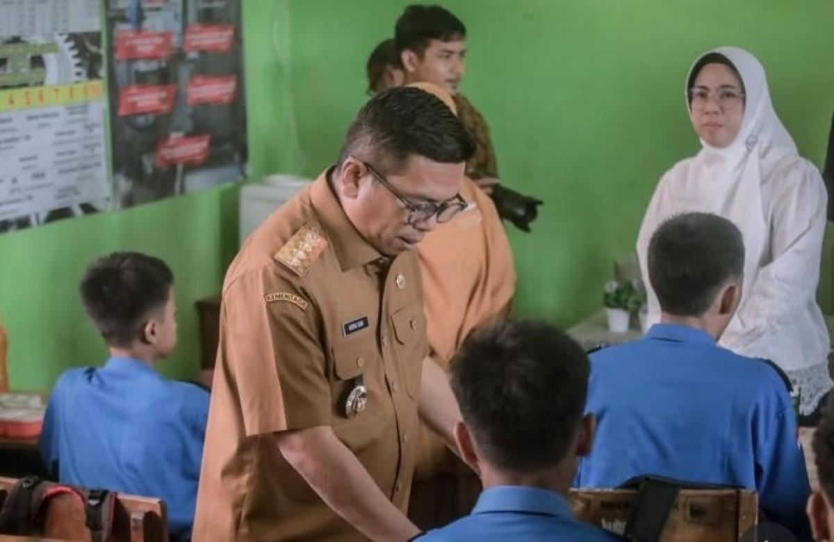 Andra Soni Bersih-Bersih Siswa Titipan: Langkah Tegas Demi Pendidikan yang Adil