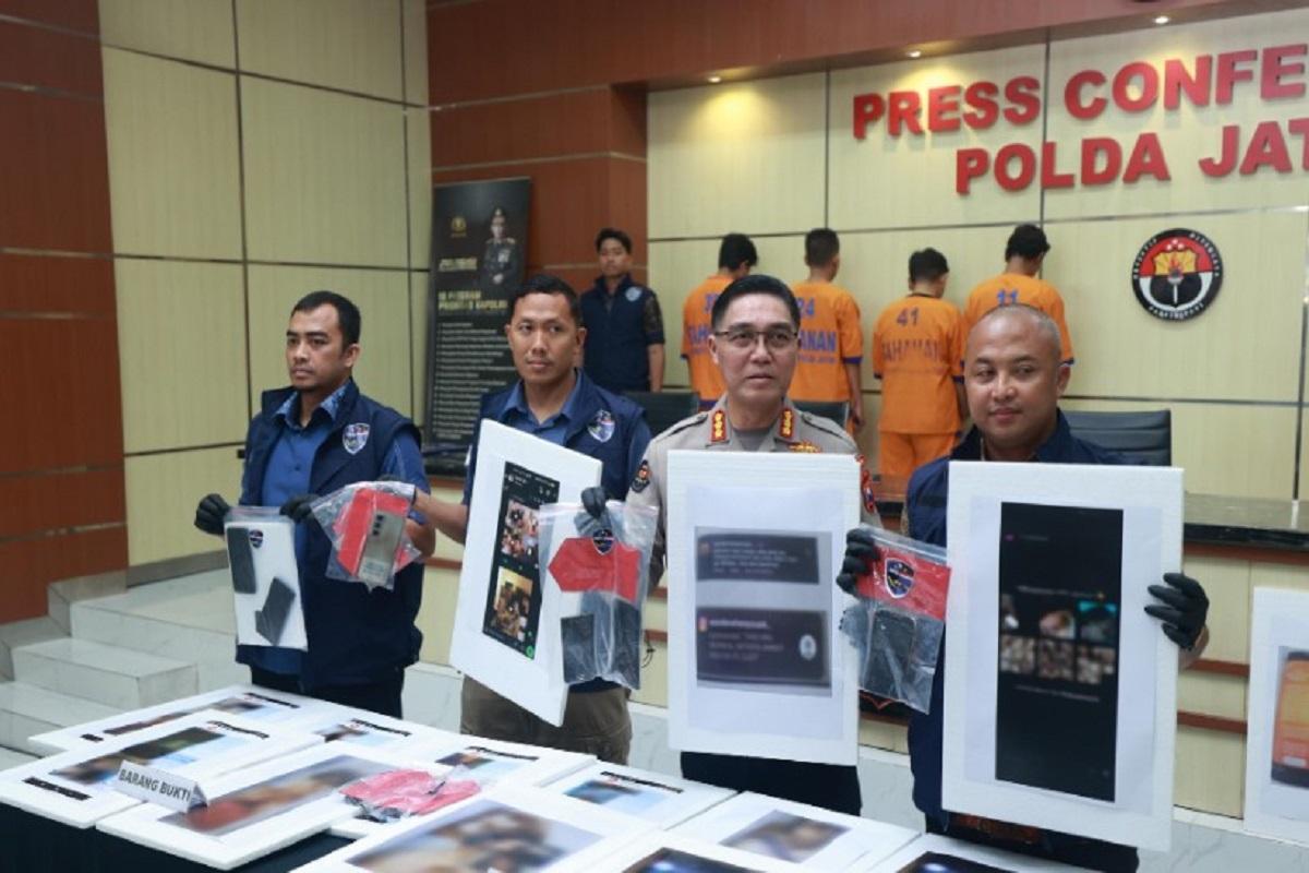 Polisi Tangkap 4 Orang Admin dan Anggota Group WA Gay di Surabaya
