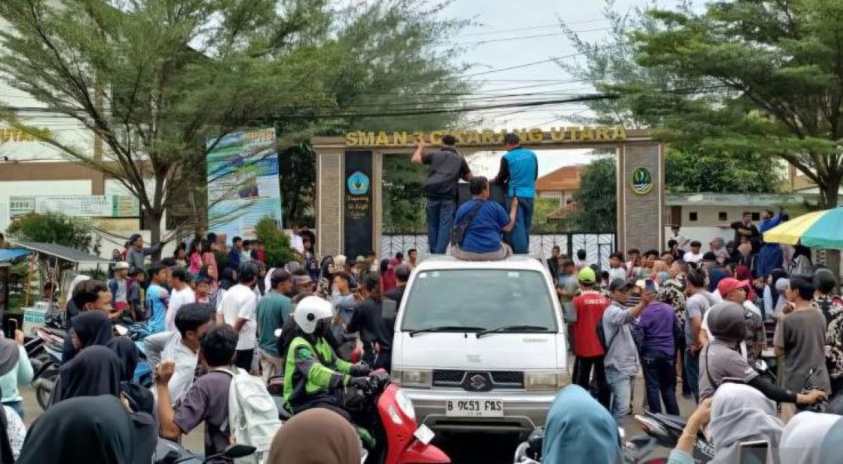 Warga Demo Protes Hasil SPMB SMAN 3 Cikarang Utara