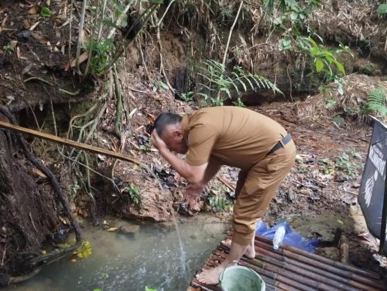 Heboh! Pohon Beringin Berusia Ratusan Tahun di Tangerang Keluarkan Air yang Tak Henti Mengalir