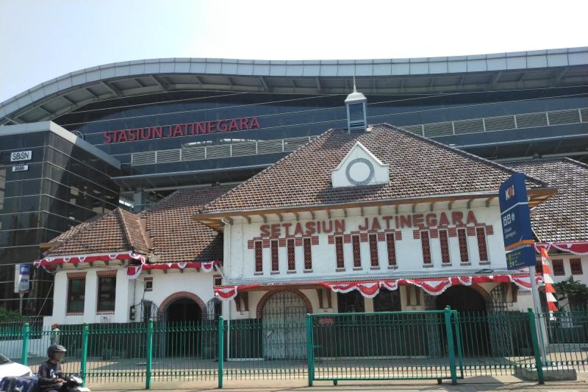 PT KAI Berhentikan 11 Kereta Jarak Jauh di Stasiun Jatinegara