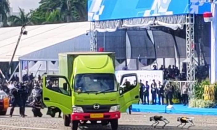 Polri Tunjukkan Kemampuan Robot K9 Deteksi Bahan Peledak