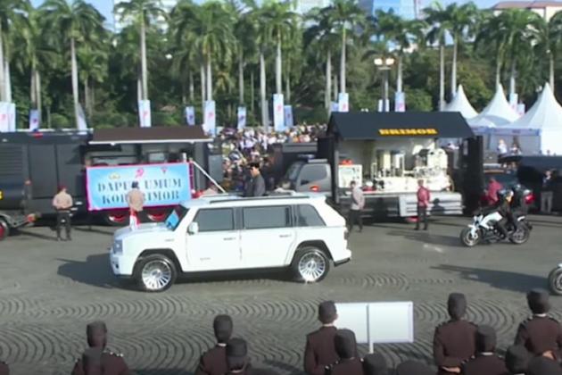 Presiden Prabowo Tampil Gagah di Maung saat Pimpin HUT Bhayangkara di Monas