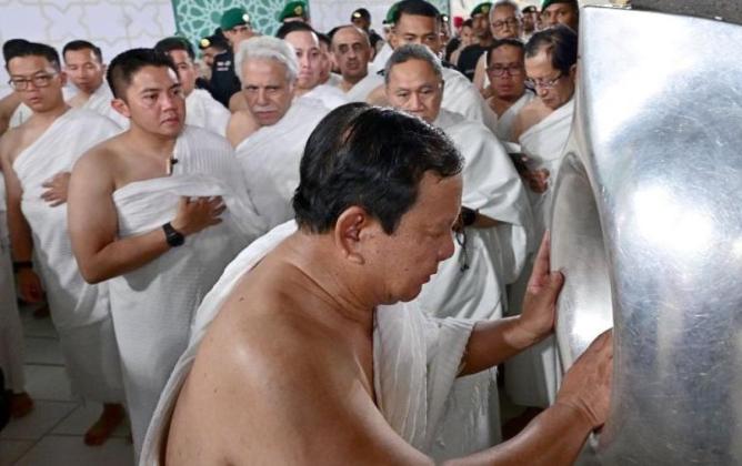Prabowo Tunaikan Umrah dan Cium Hajar Aswad di Sela Kunjungan ke Arab Saudi