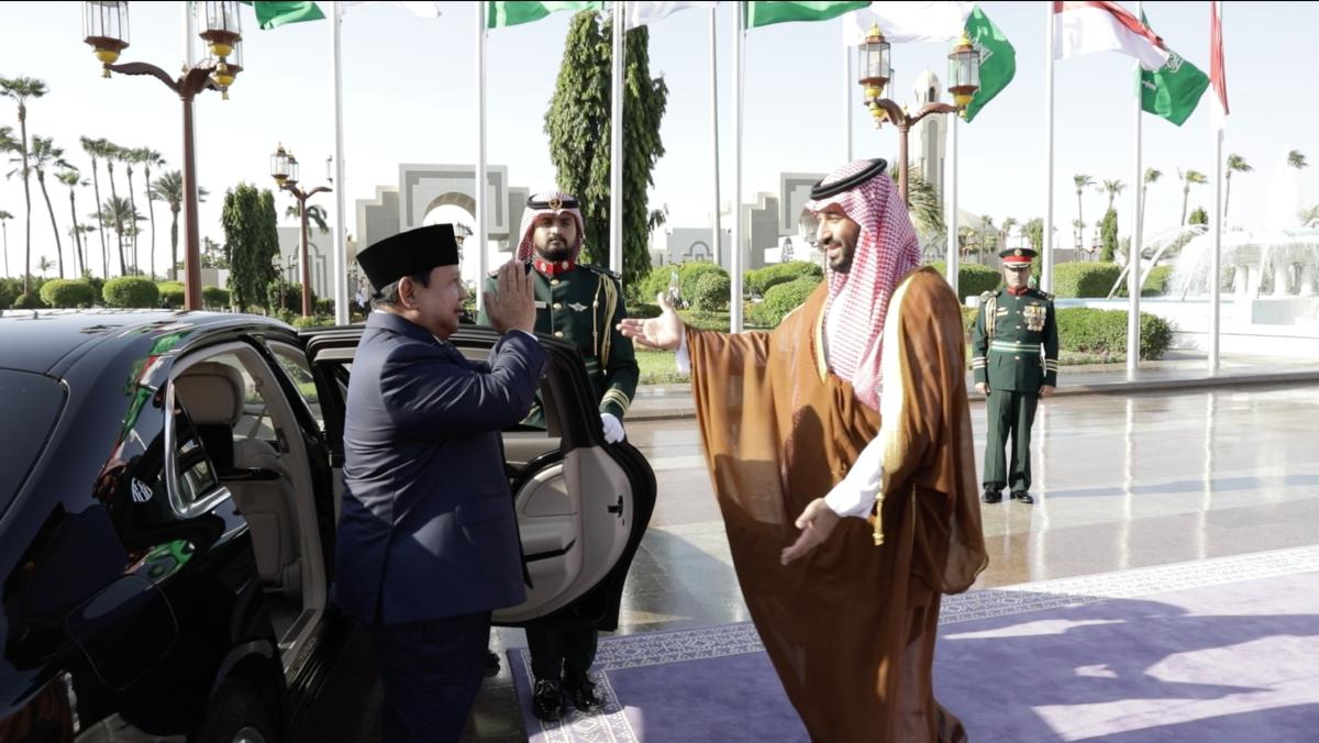 Tiba di Istana Arab Saudi, Prabowo Disambut Pelukan Hangat Pangeran MBS