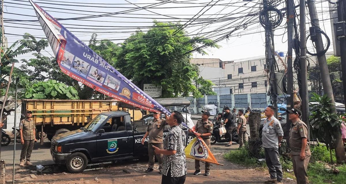 Spanduk Liar yang Bertebaran di Larangan Tangerang Dibongkar Trantib!