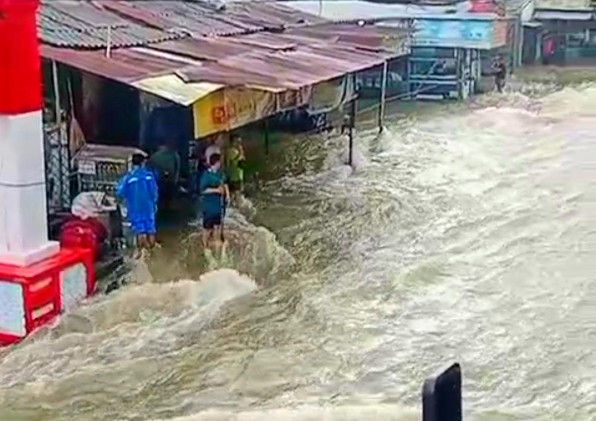 Ciledug Dilanda Banjir, Hujan Deras Sebabkan Kali Angke Meluap