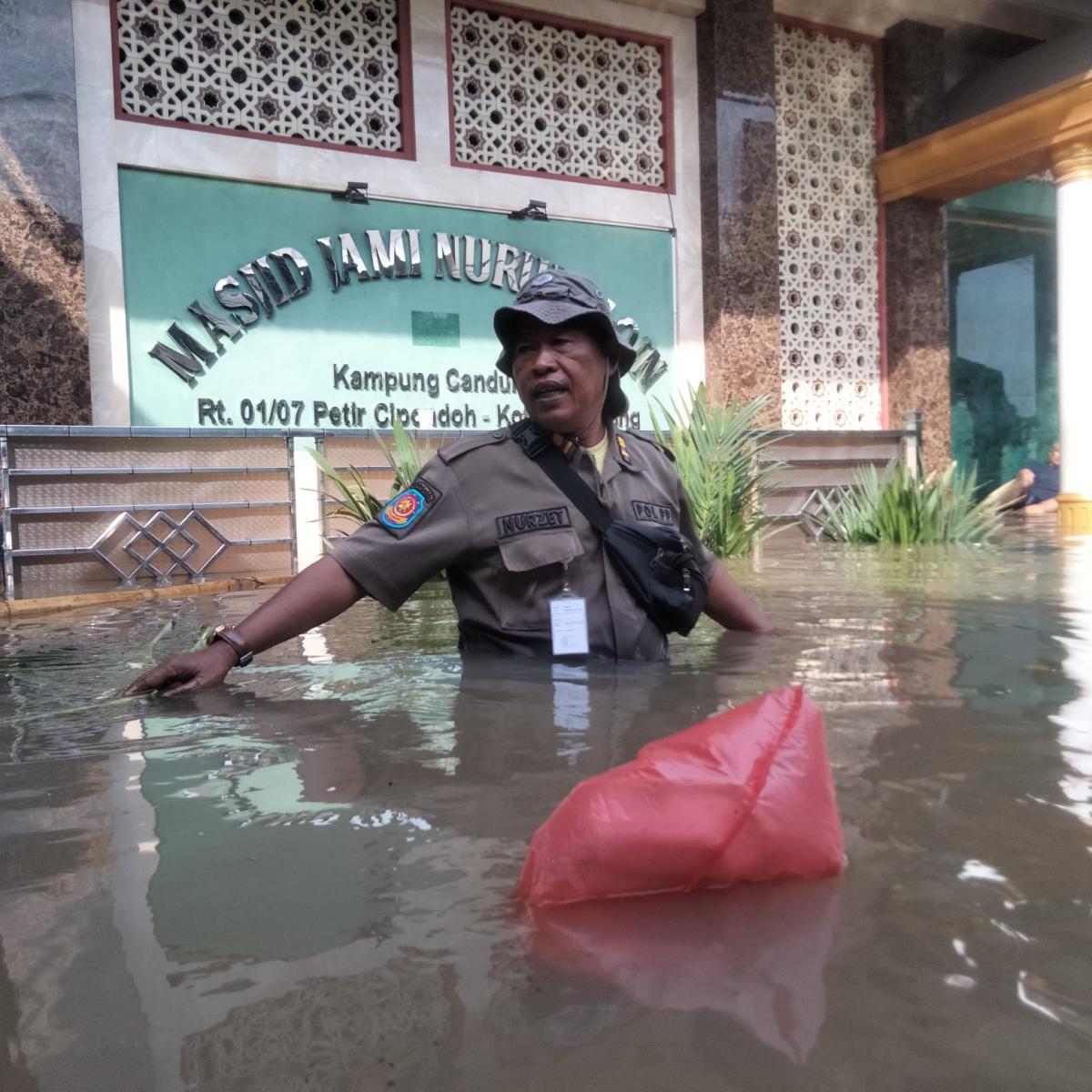 Kota Tangerang Dikepung Banjir, Petugas Gabungan Gerak Cepat Bantu Warga Terdampak