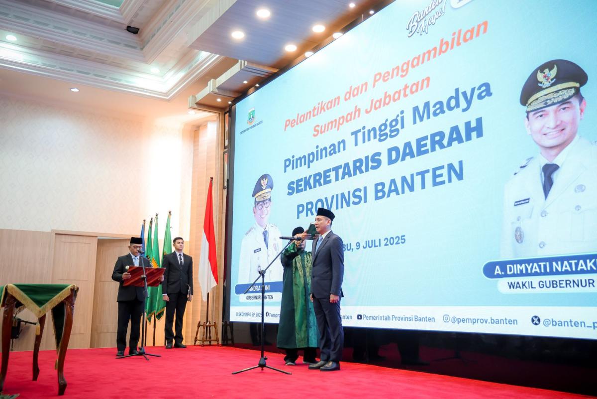Andra Soni Lantik Deden Apriandhi Menjadi Sekda Pemprov Banten