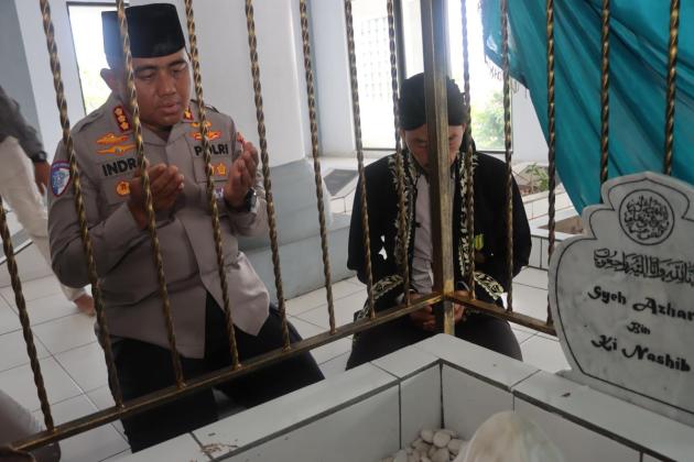 Tugas di Hari Pertama, Kapolresta Tangerang Ziarah ke Makam R.A. Wangsakara