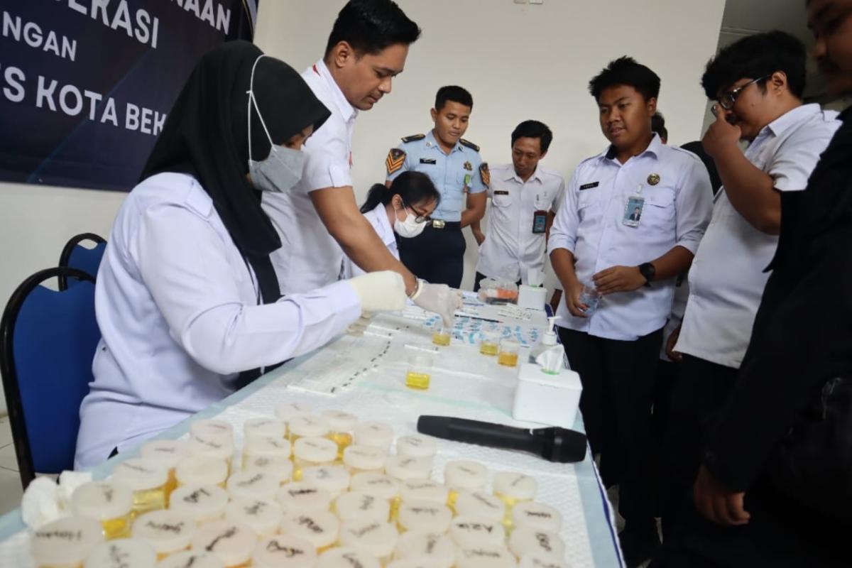 Dukung Pemberantasan Narkoba, Lapas Kelas IIA Bekasi Laksanakan Tes Urin Masal