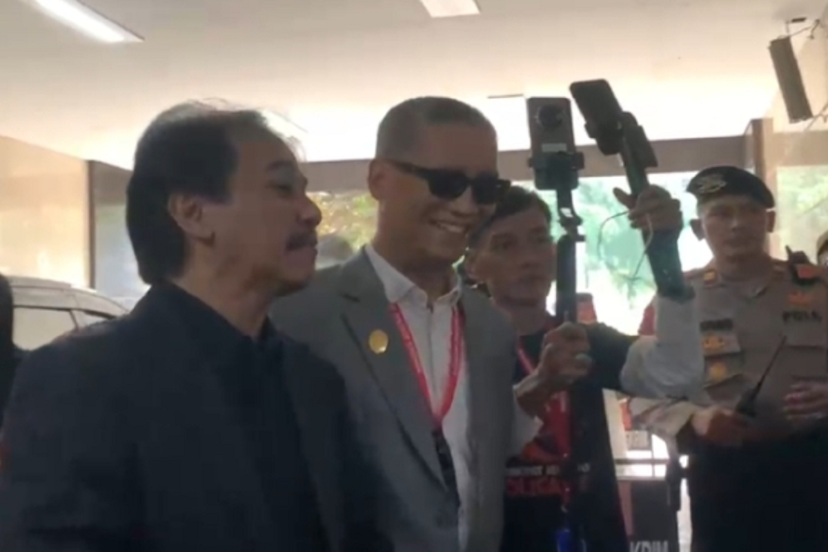 Roy Suryo dan Rismon Sianipar Serahkan Hasil Analisa Keaslian Ijazah Jokowi ke Bareskrim