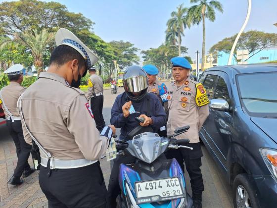 Gunakan HP Saat Berkendara, Belasan Orang Ditilang Satlantas Polresta Tangerang pada Operasi Patuh Maung 2025
